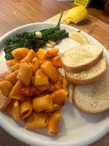 Vodka Rigatoni with garlic bread and broccoli raab